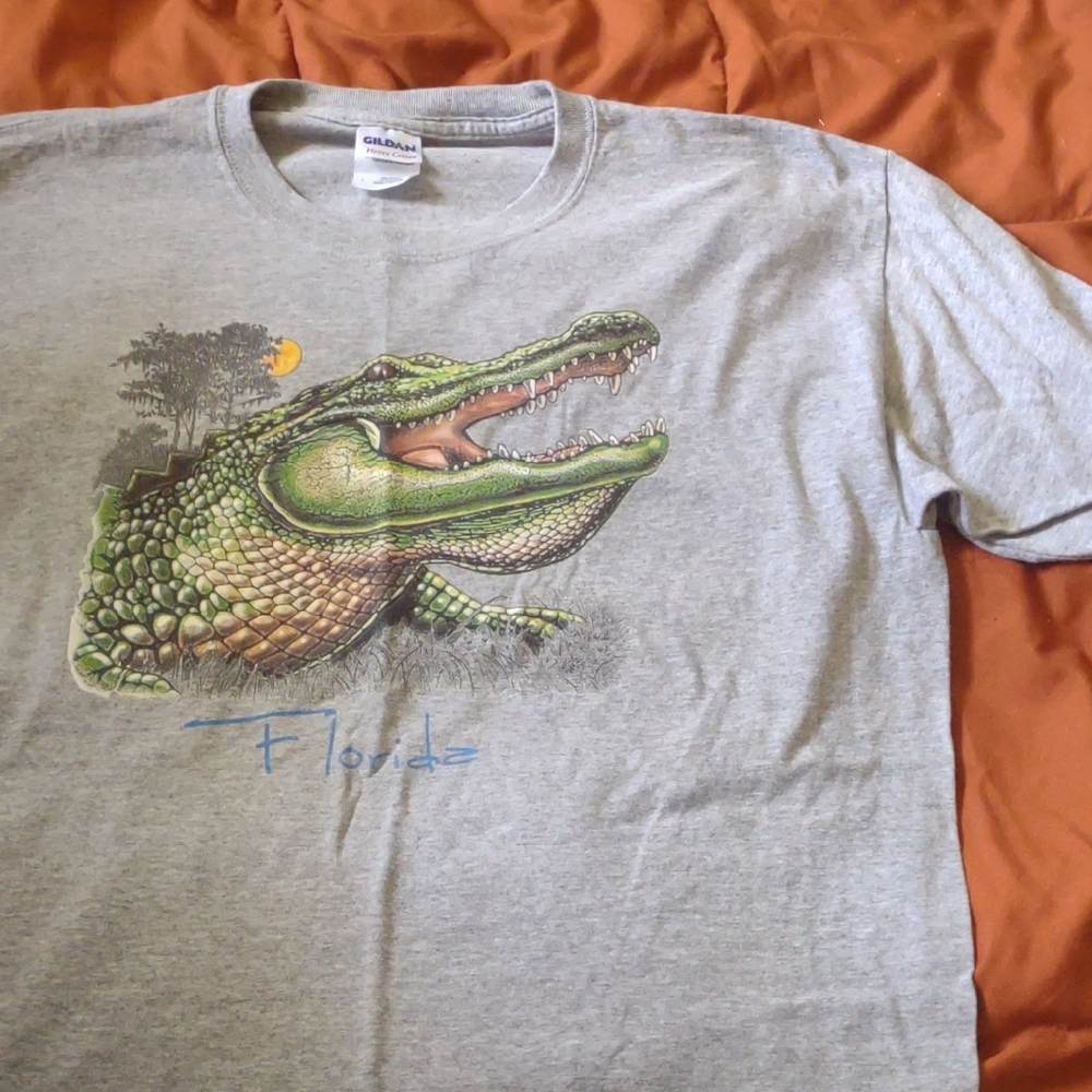 Gildan Gray Alligator Graphic T-Shirt